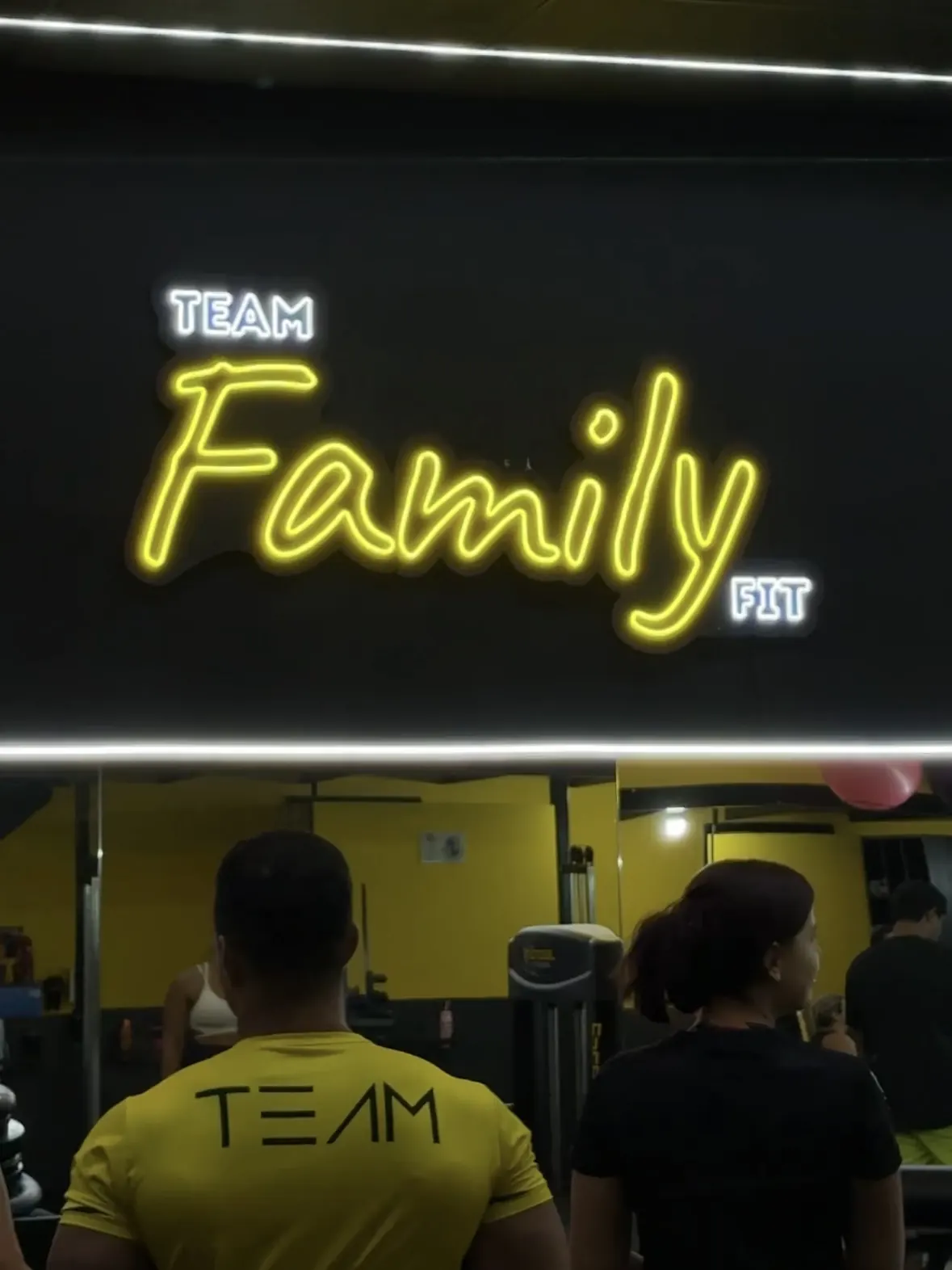 Letreiro Team Family Fit dentro do centro de treinamento