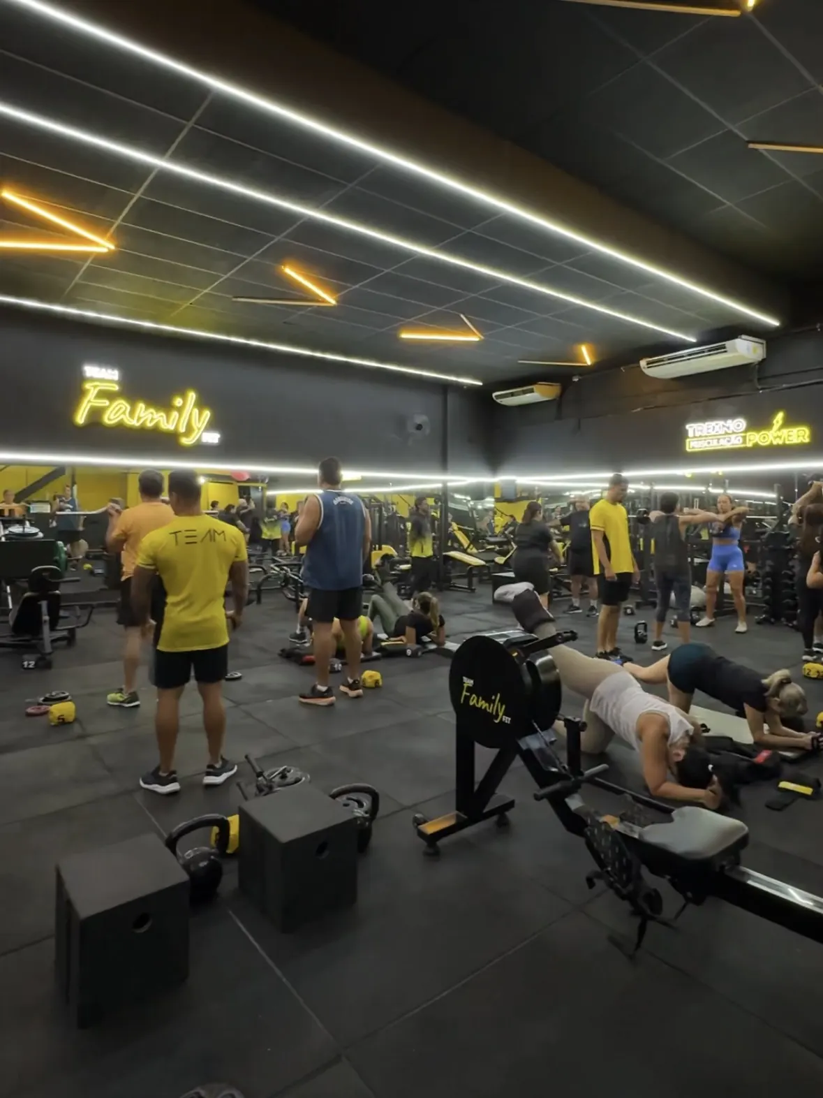 Alunos treinando na sala principal da Team Family Fit